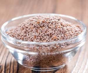 Bowl of psyllium husks, an excellent source of dietary fiber, to help you get off a PPI